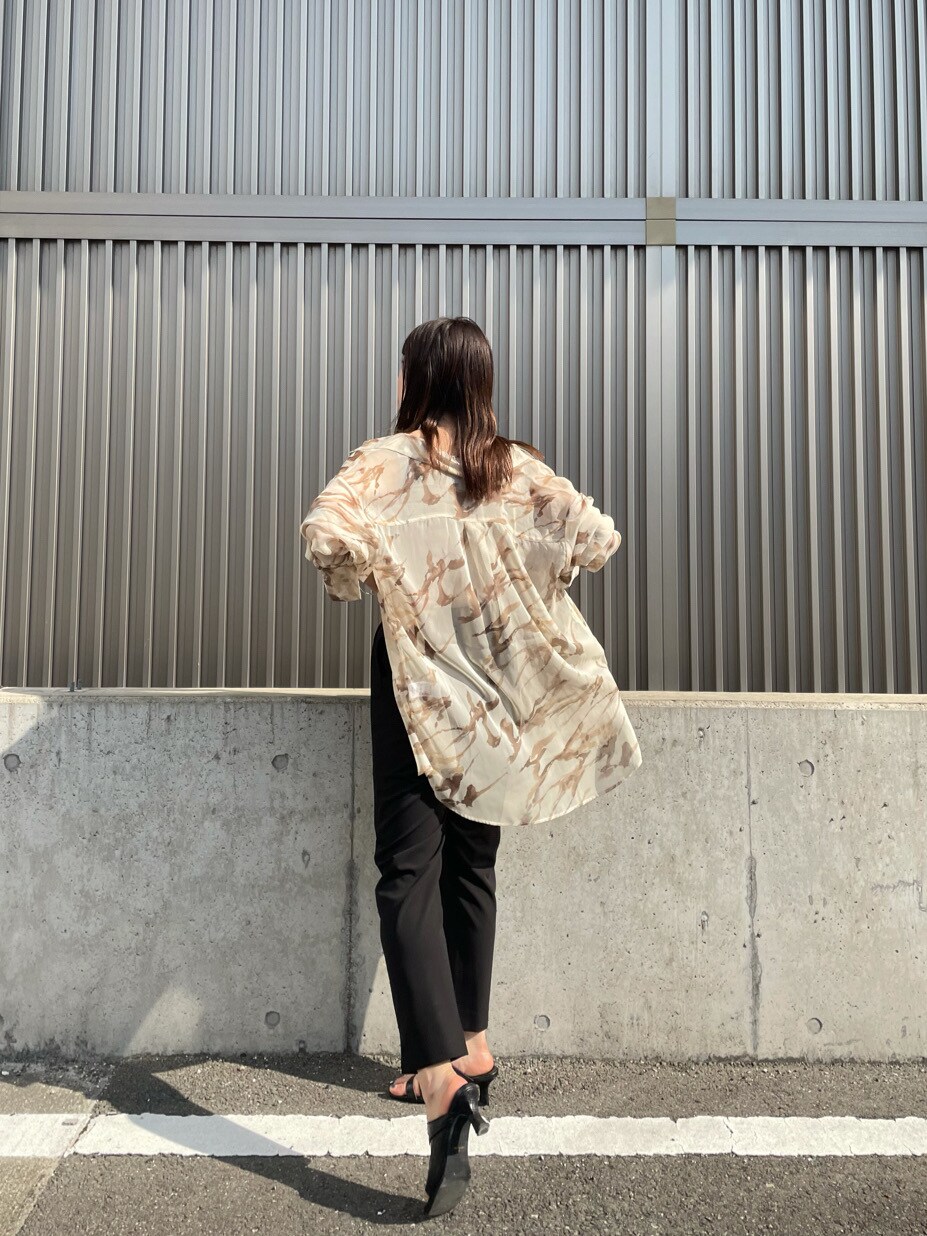 ブラック系のその他パンツ、ブラック系のサンダル、ベージュ系のニット/セーターを着用したレディースの春コーディネートの3枚目の写真