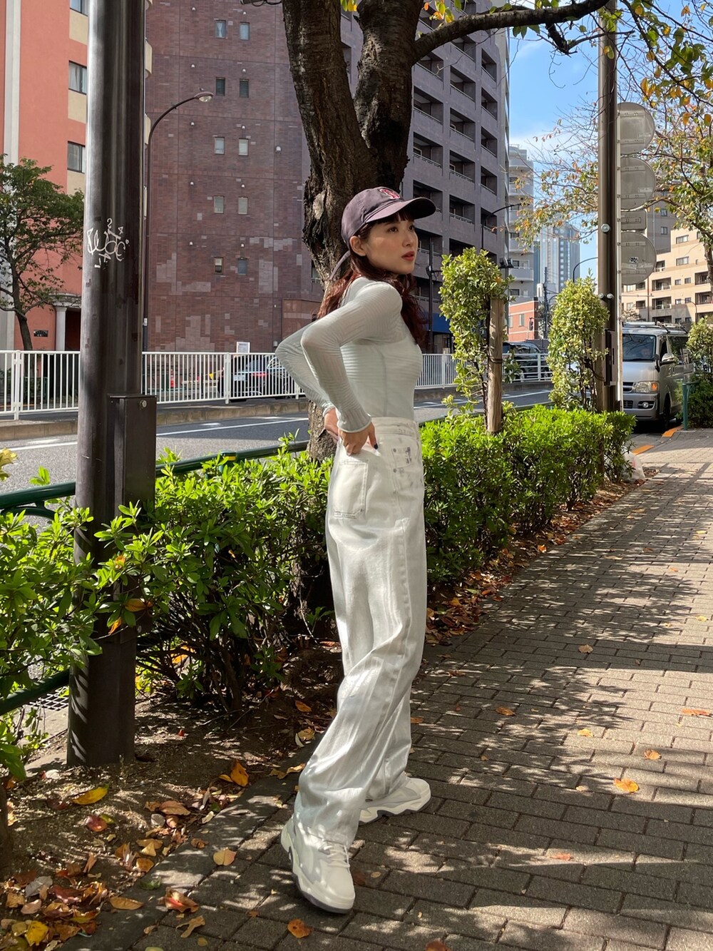 ブルー系のニット/セーター、ホワイト系のデニムパンツを着用したレディースの秋コーディネートの2枚目の写真