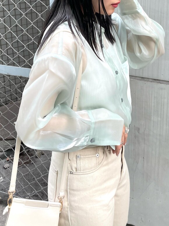 ホワイト系のその他パンツ、ホワイト系のハンドバッグ、ホワイト系のサンダルを着用したレディースの春コーディネートの4枚目の写真