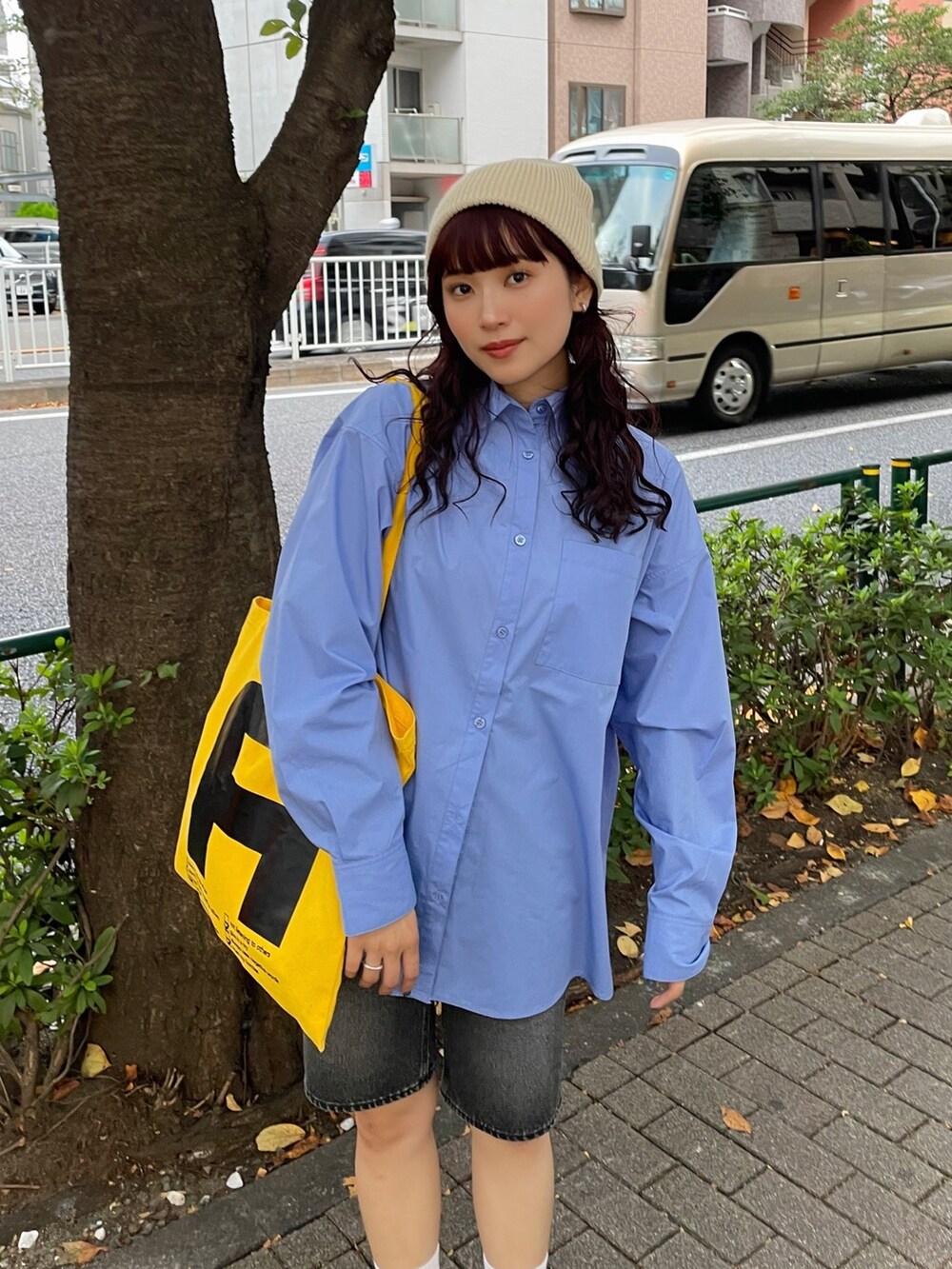 ブルー系のシャツ/ブラウスを着用したレディースの秋コーディネートの2枚目の写真