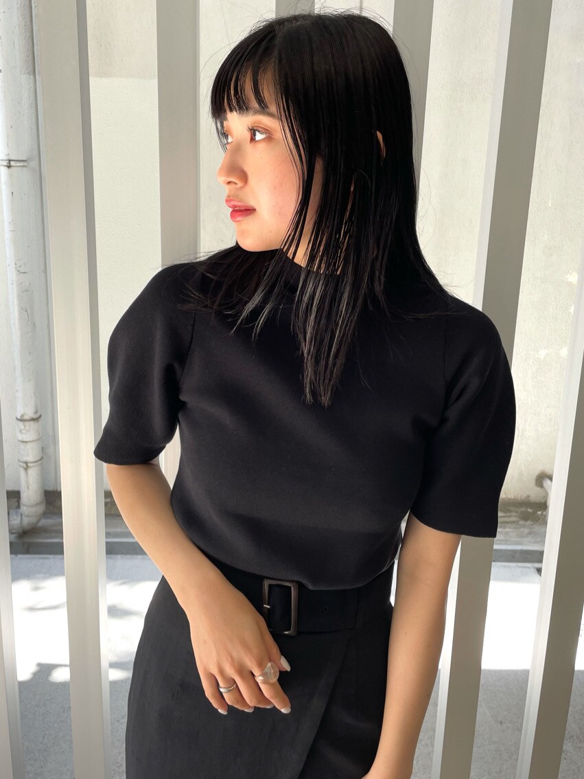 ブラック系のスカート、ブラック系のサンダル、ブラック系のニット/セーターを着用したレディースの春コーディネートの4枚目の写真