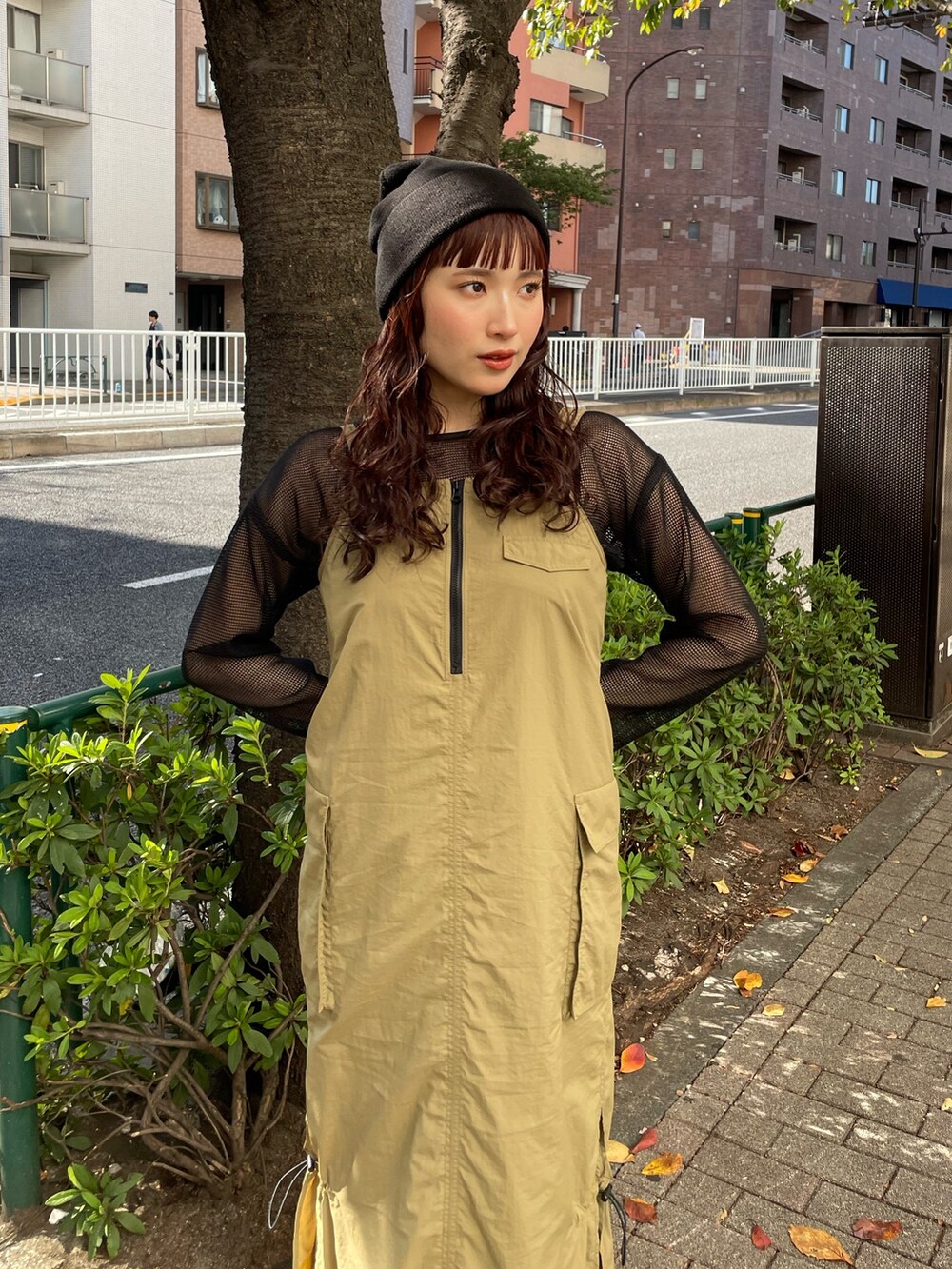 グリーン系のワンピースを着用したレディースの冬コーディネートの3枚目の写真
