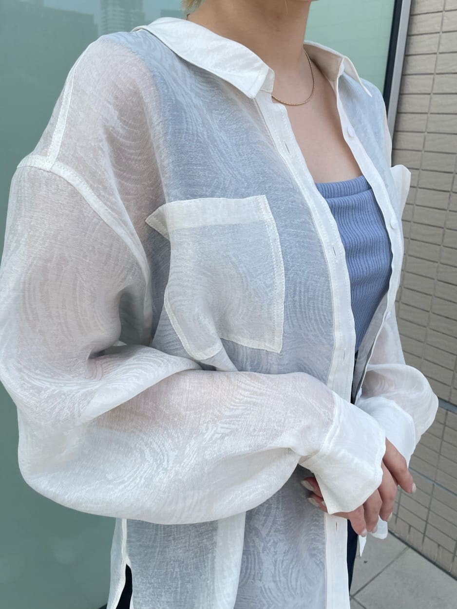 ブルー系のタンクトップ、ブルー系のデニムスカート、ホワイト系のサンダルを着用したレディースの春コーディネートの7枚目の写真