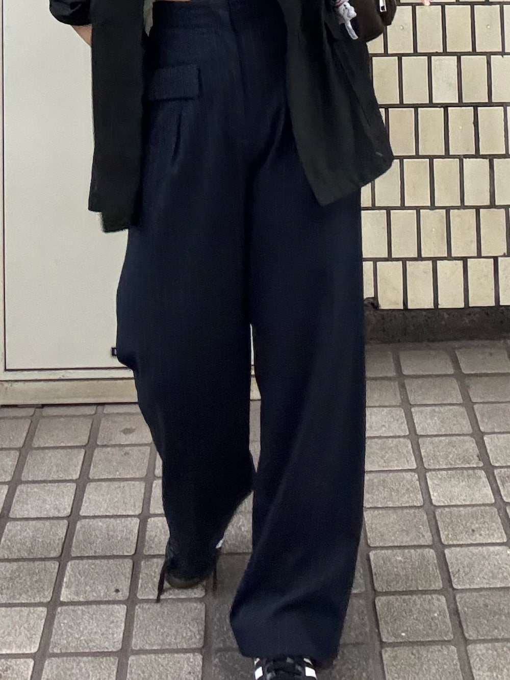 ブラック系のテーラードジャケット、ブルー系のその他パンツ、ブラウン系のハンドバッグを着用したレディースの夏コーディネートの3枚目の写真