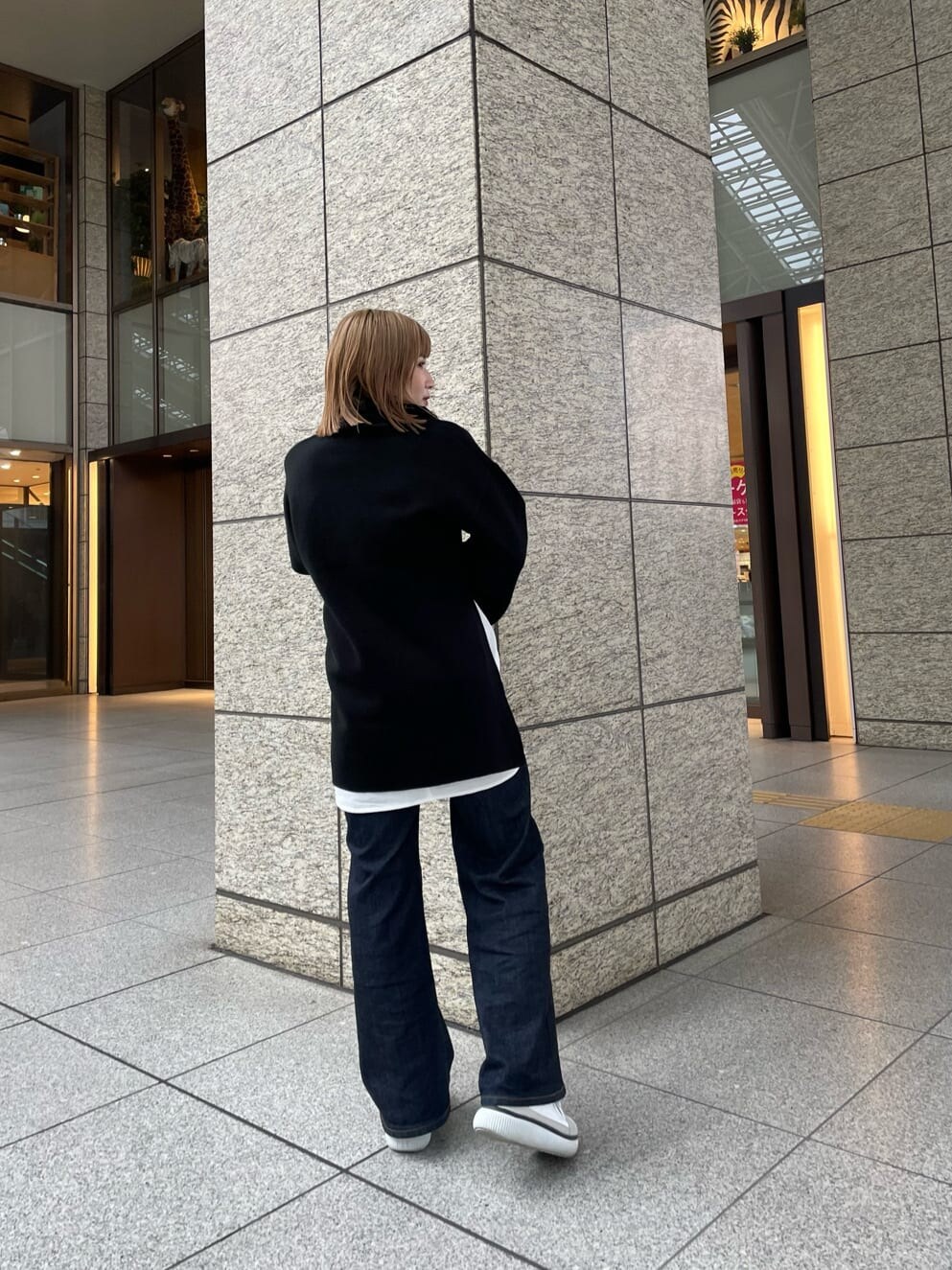 ブラック系のワンピースを着用したレディースの冬コーディネートの3枚目の写真