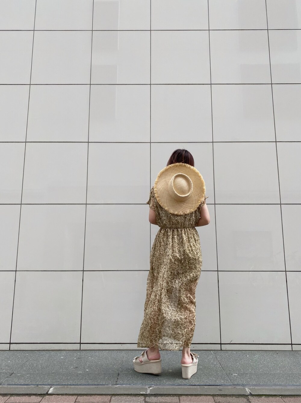 ベージュ系のワンピース、ベージュ系のハットを着用したレディースの春コーディネートの3枚目の写真