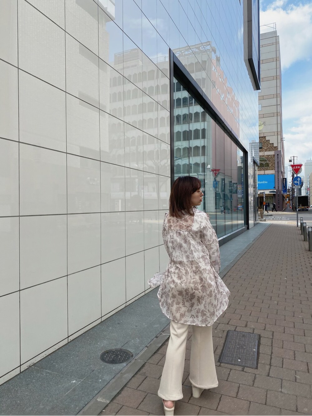 ホワイト系のシャツ/ブラウス、ホワイト系のその他パンツ、ホワイト系のニット/セーターを着用したレディースの春コーディネートの3枚目の写真