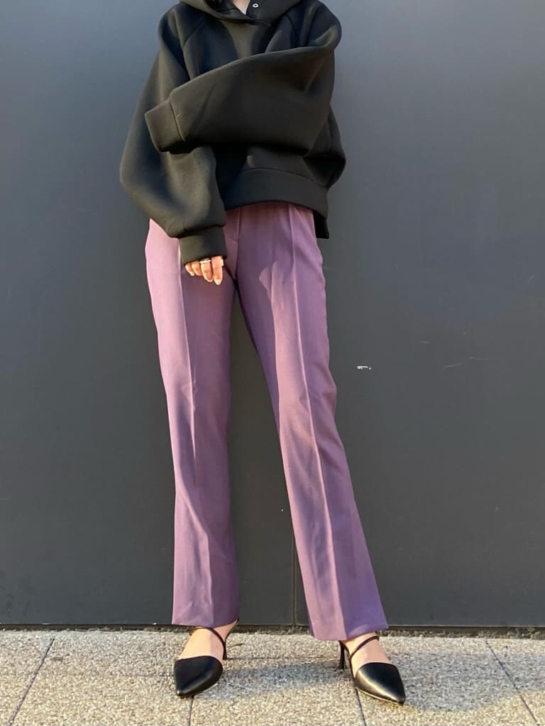 パープル系のその他パンツ、ブラック系のパンプス、ブラック系のパーカーを着用したレディースの秋コーディネートの2枚目の写真