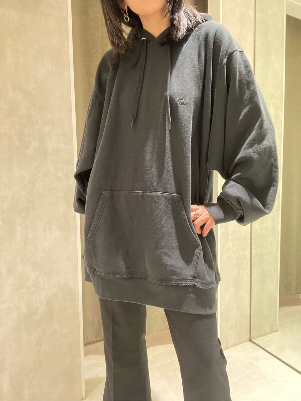 ブラック系のその他パンツ、グレー系のデニムジャケット、ブラック系のパーカーを着用したレディースの春コーディネートの6枚目の写真