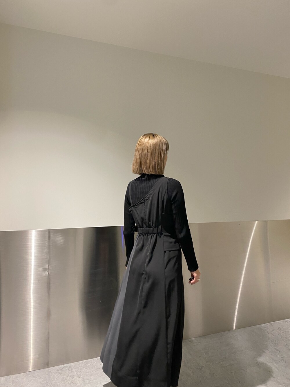 ブラック系のMA-1、ブラック系のワンピース、ブラック系のローファーを着用したレディースの冬コーディネートの8枚目の写真