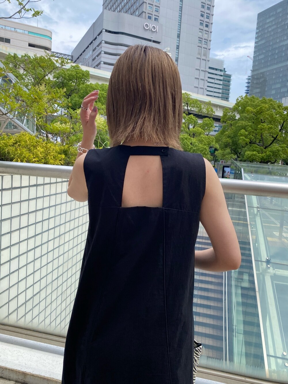 ブラック系のワンピース、その他のトートバッグ、ブラック系のサンダルを着用したレディースの夏コーディネートの4枚目の写真