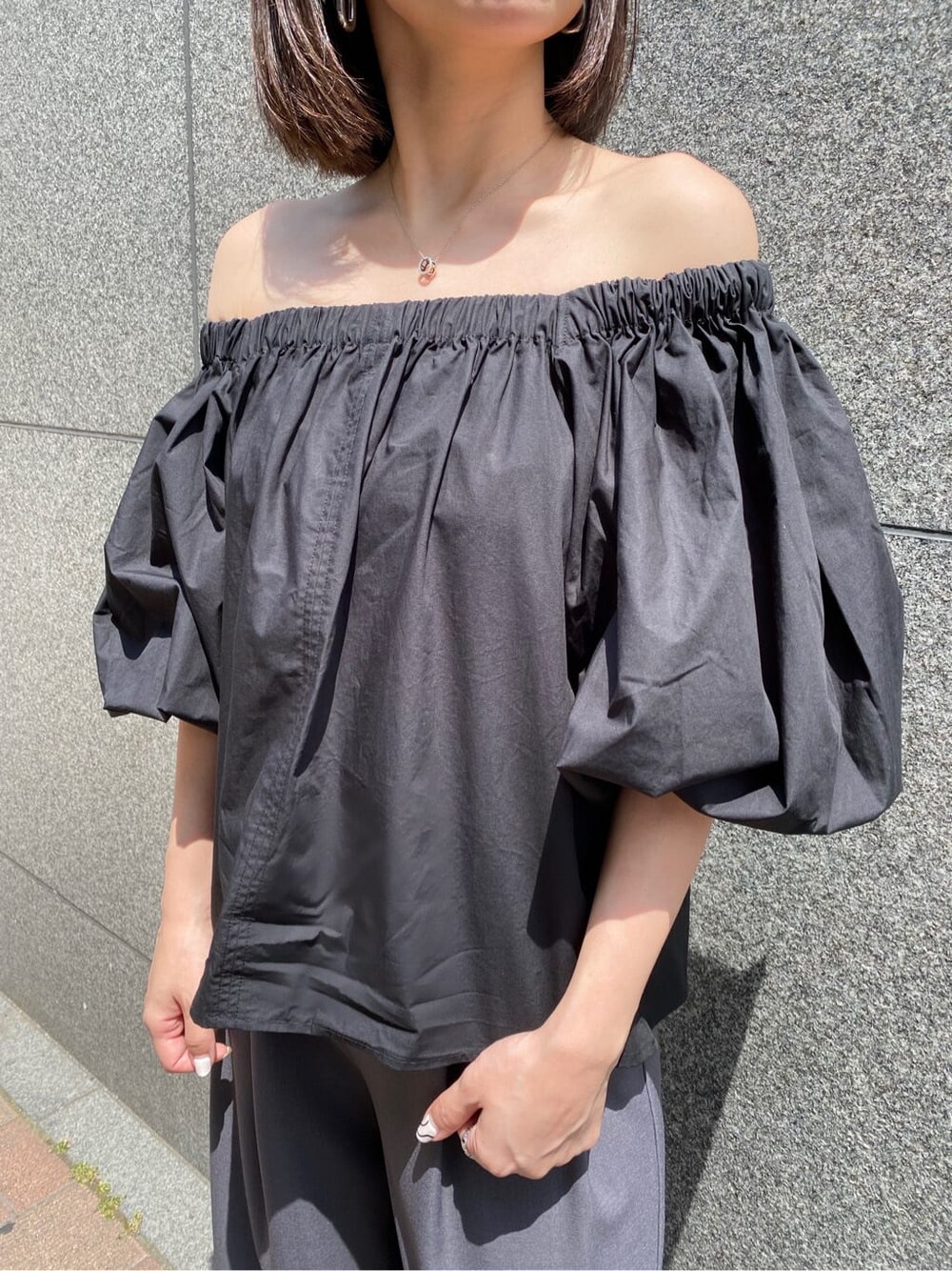 ブラック系のシャツ/ブラウス、ブラック系のサンダル、グレー系のその他パンツを着用したレディースの夏コーディネートの5枚目の写真