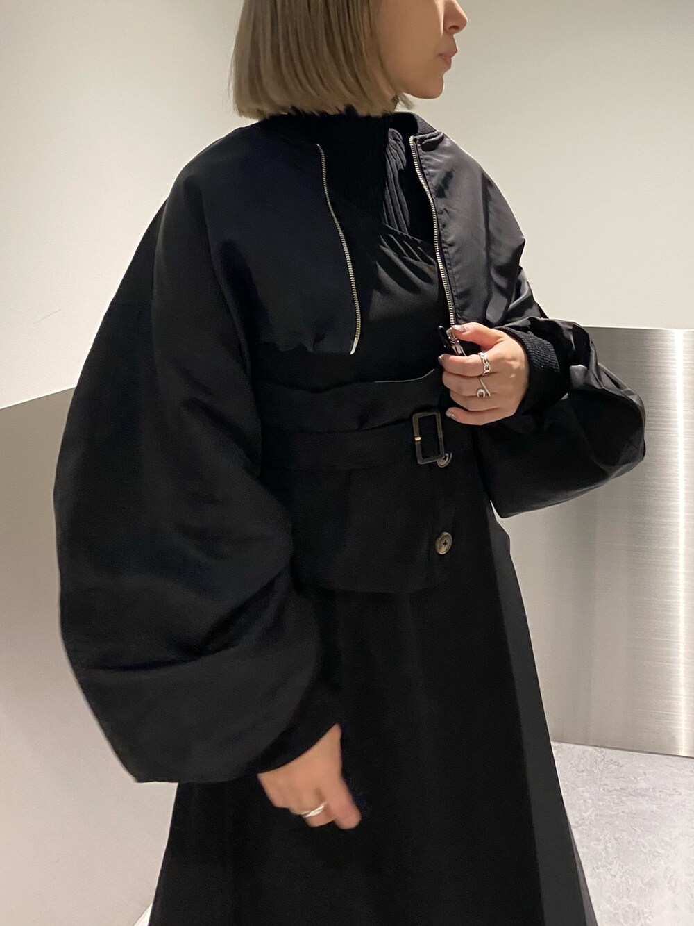 ブラック系のMA-1、ブラック系のワンピース、ブラック系のローファーを着用したレディースの冬コーディネートの3枚目の写真