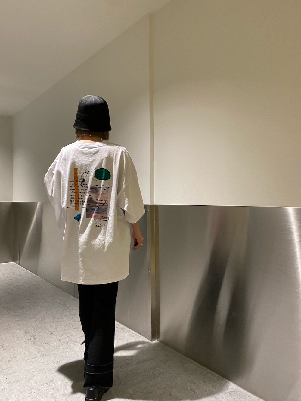 ホワイト系のTシャツ/カットソー、ブラック系のその他パンツ、ブラック系のサンダルを着用したレディースの春コーディネートの2枚目の写真