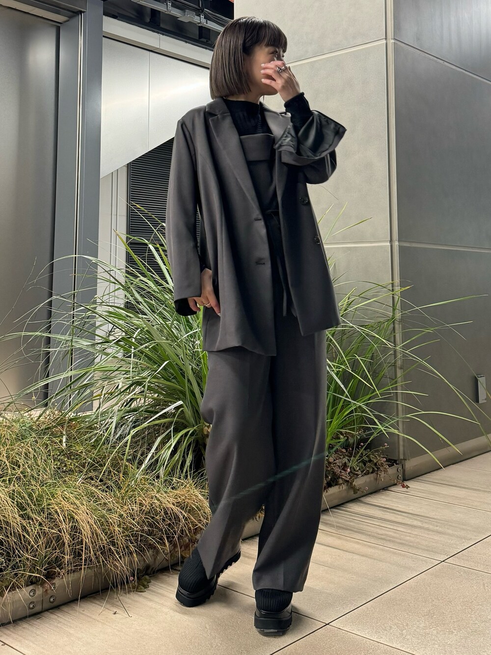 グレー系のテーラードジャケット、グレー系のシャツ/ブラウス、グレー系のその他パンツを着用したレディースの冬コーディネートの3枚目の写真