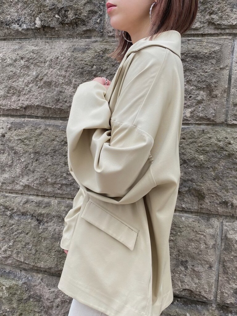 ベージュ系のテーラードジャケット、ホワイト系のショルダーバッグ、グレー系のその他パンツを着用したレディースの春コーディネートの5枚目の写真