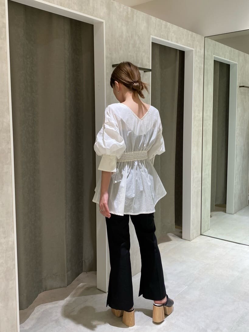 ブラック系のスラックス、ブラック系のサンダル、ブラック系のキャミソールを着用したレディースの春コーディネートの2枚目の写真