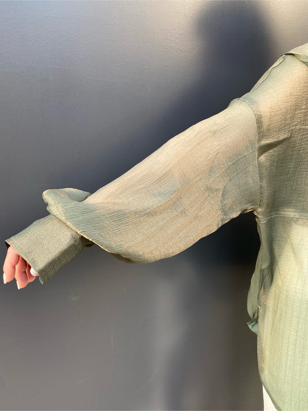 グリーン系のシャツ/ブラウス、ホワイト系のスウェットパンツ、ホワイト系のサンダルを着用したレディースの夏コーディネートの6枚目の写真