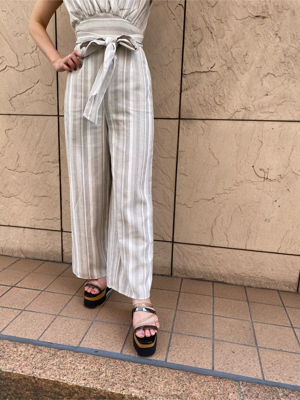 その他のつなぎ/オールインワン、ブラック系のサンダル、ベージュ系のかごバッグを着用したレディースの春コーディネートの7枚目の写真