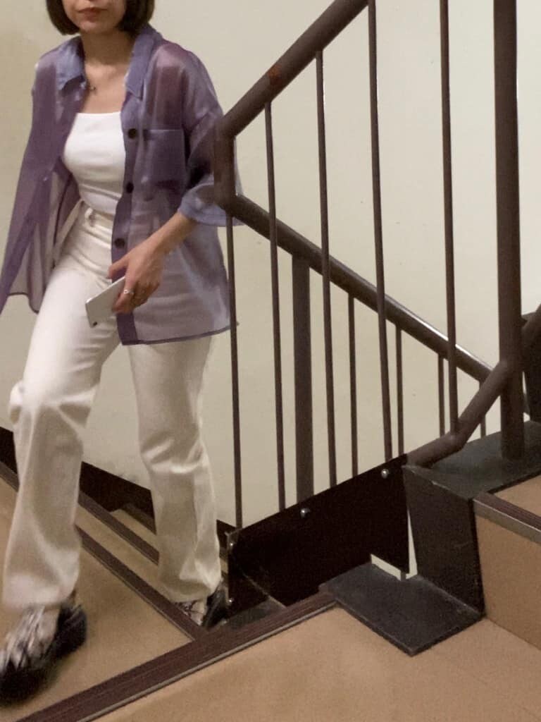 ホワイト系のキャミソール、ホワイト系のデニムパンツ、その他のサンダルを着用したレディースの夏コーディネートの3枚目の写真