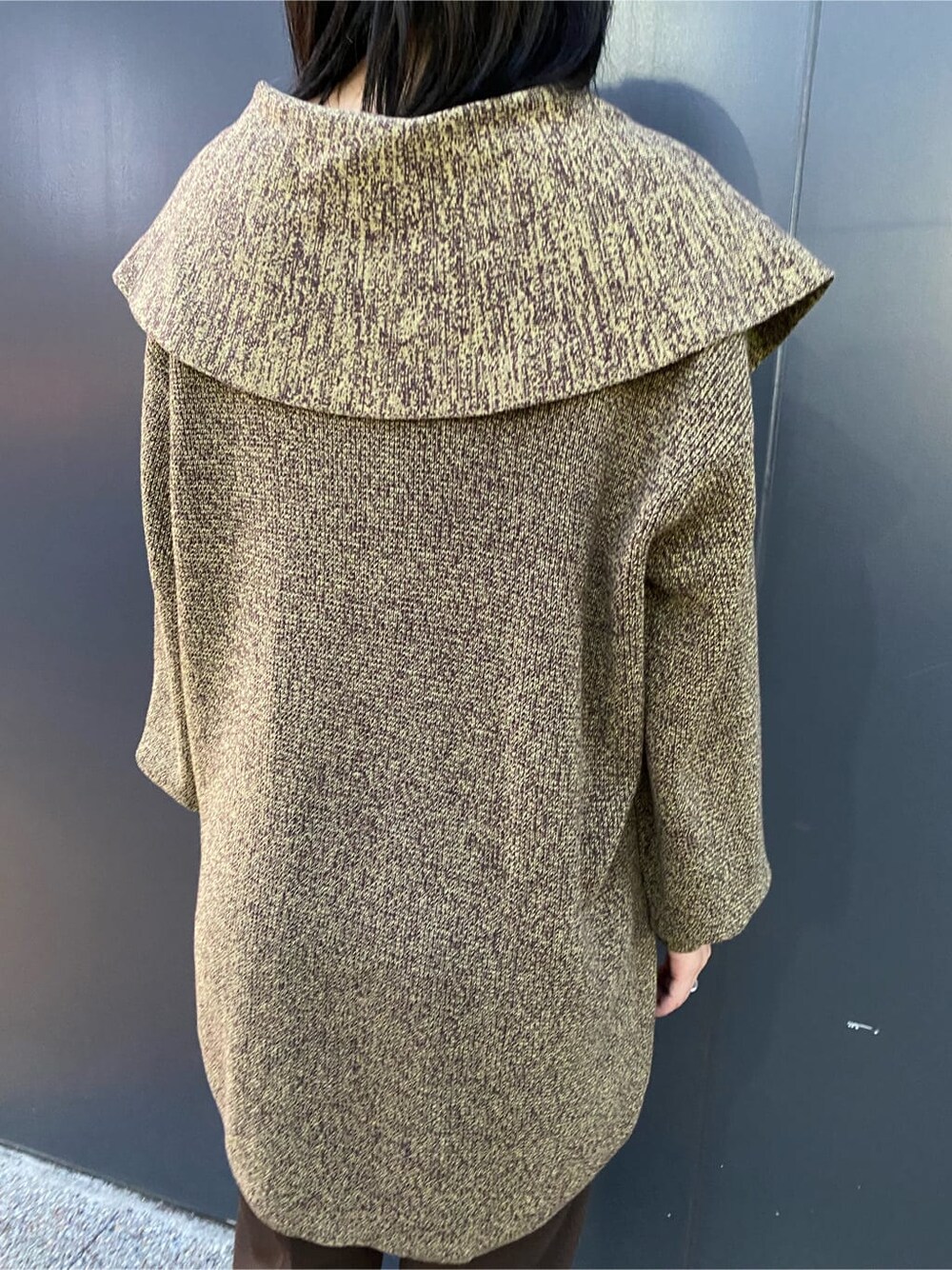 ブラウン系のその他パンツ、ブラック系のブーツ、イエロー系のニット/セーターを着用したレディースの秋コーディネートの8枚目の写真