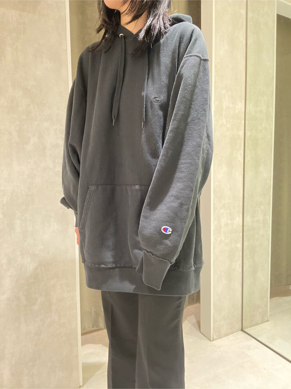 ブラック系のその他パンツ、グレー系のデニムジャケット、ブラック系のパーカーを着用したレディースの春コーディネートの9枚目の写真