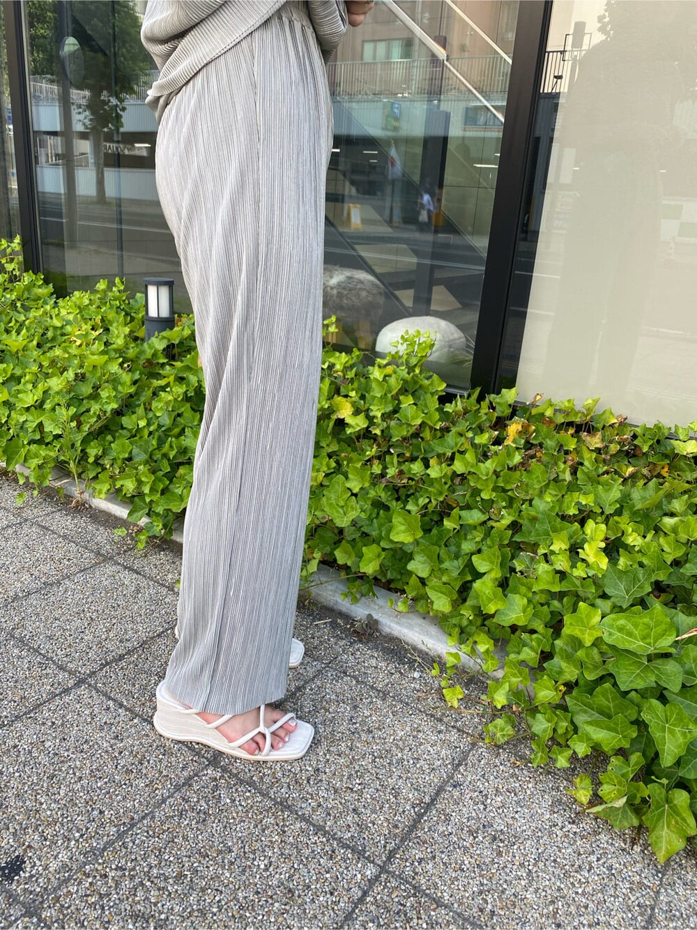 グレー系のシャツ/ブラウス、ホワイト系のシャツ/ブラウス、ホワイト系のサンダルを着用したレディースの夏コーディネートの8枚目の写真