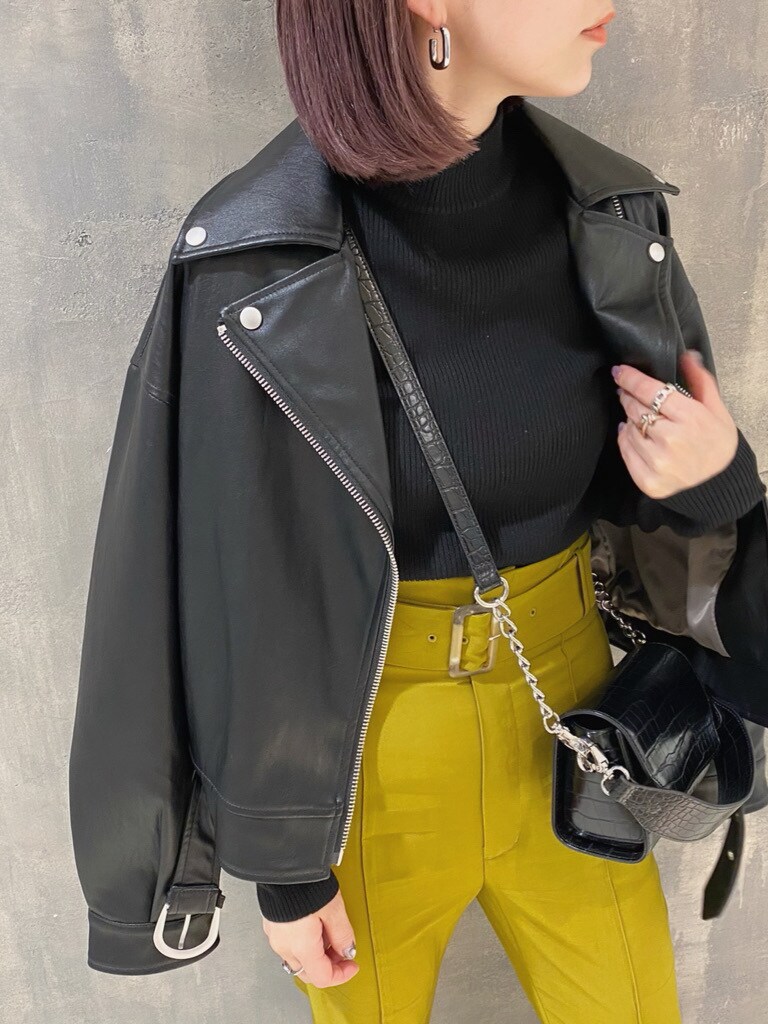 ベージュ系のその他パンツ、ブラック系のローファー、ブラック系のライダースジャケットを着用したレディースの冬コーディネートの4枚目の写真