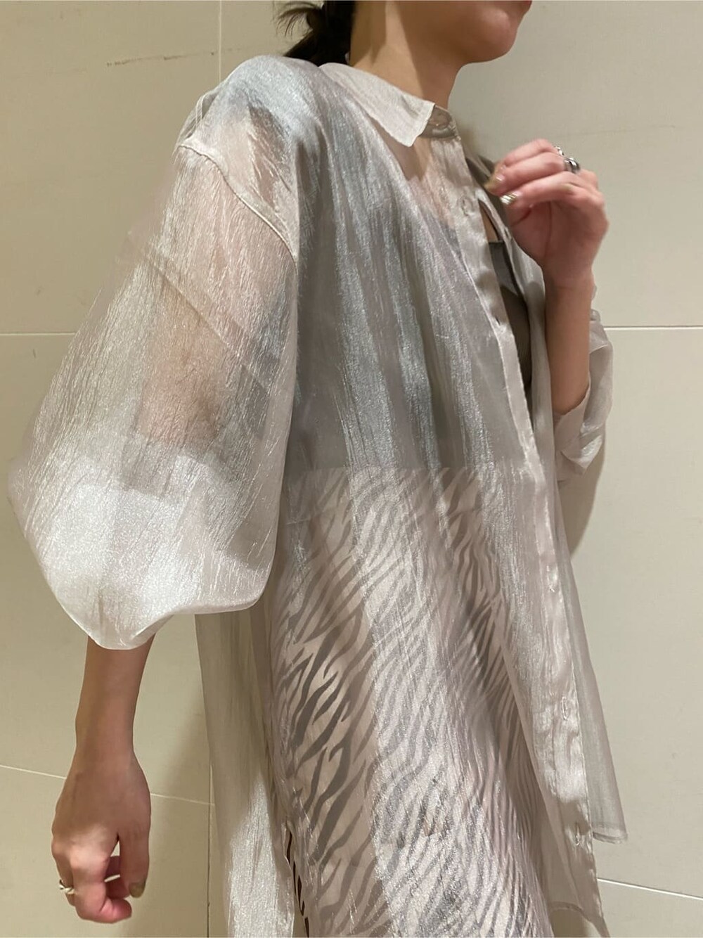 グレー系のシャツ/ブラウス、その他のスカート、ブラック系のタンクトップを着用したレディースの春コーディネートの5枚目の写真