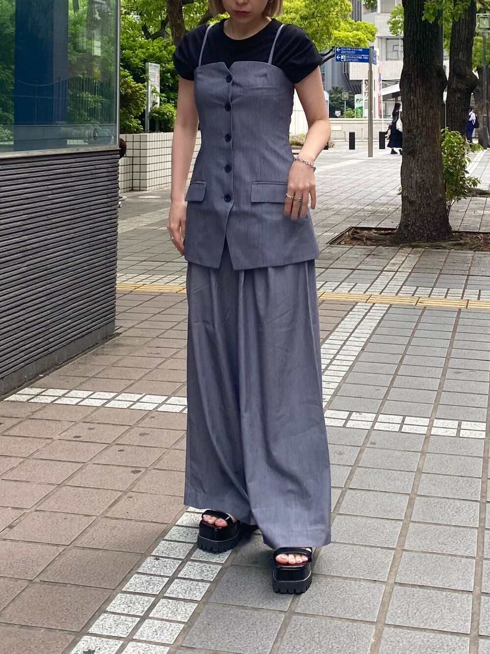 グレー系のキャミソール、グレー系のその他パンツ、ブラック系のTシャツ/カットソーを着用したレディースの春コーディネートの3枚目の写真