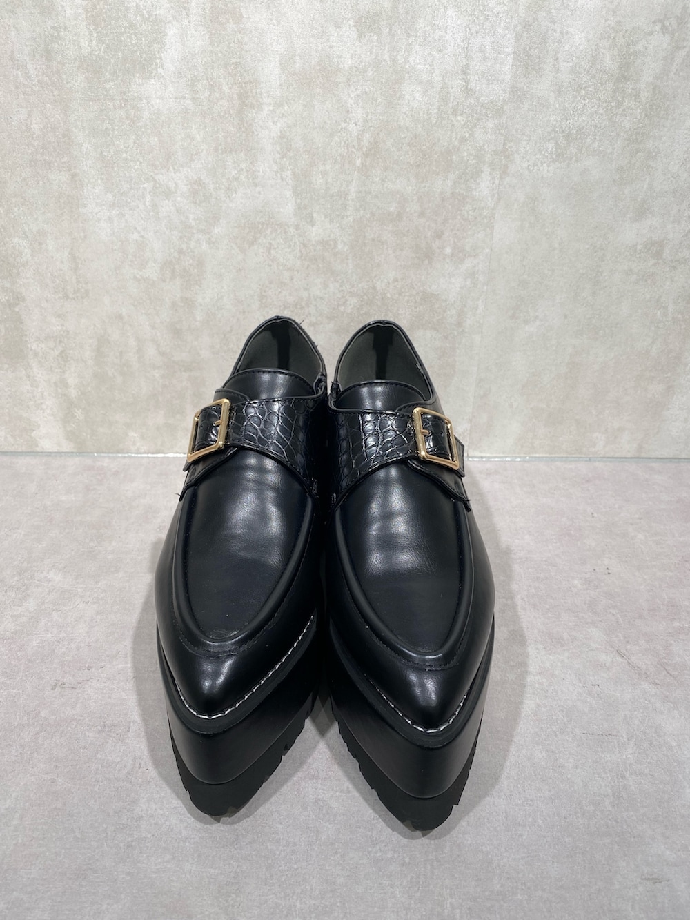 ブラック系のMA-1、ブラック系のワンピース、ブラック系のローファーを着用したレディースの冬コーディネートの10枚目の写真