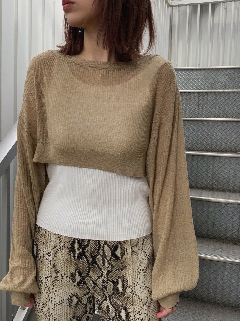 その他のスラックス、ベージュ系のニット/セーター、その他のサングラスを着用したレディースの春コーディネートの4枚目の写真