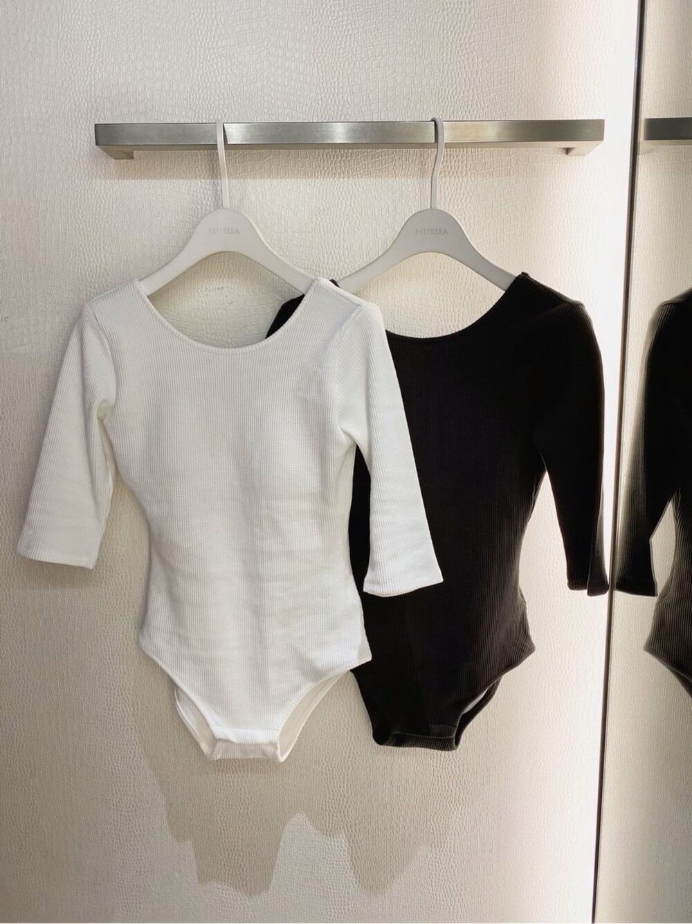 ベージュ系のテーラードジャケット、ホワイト系のショルダーバッグ、グレー系のその他パンツを着用したレディースの春コーディネートの8枚目の写真