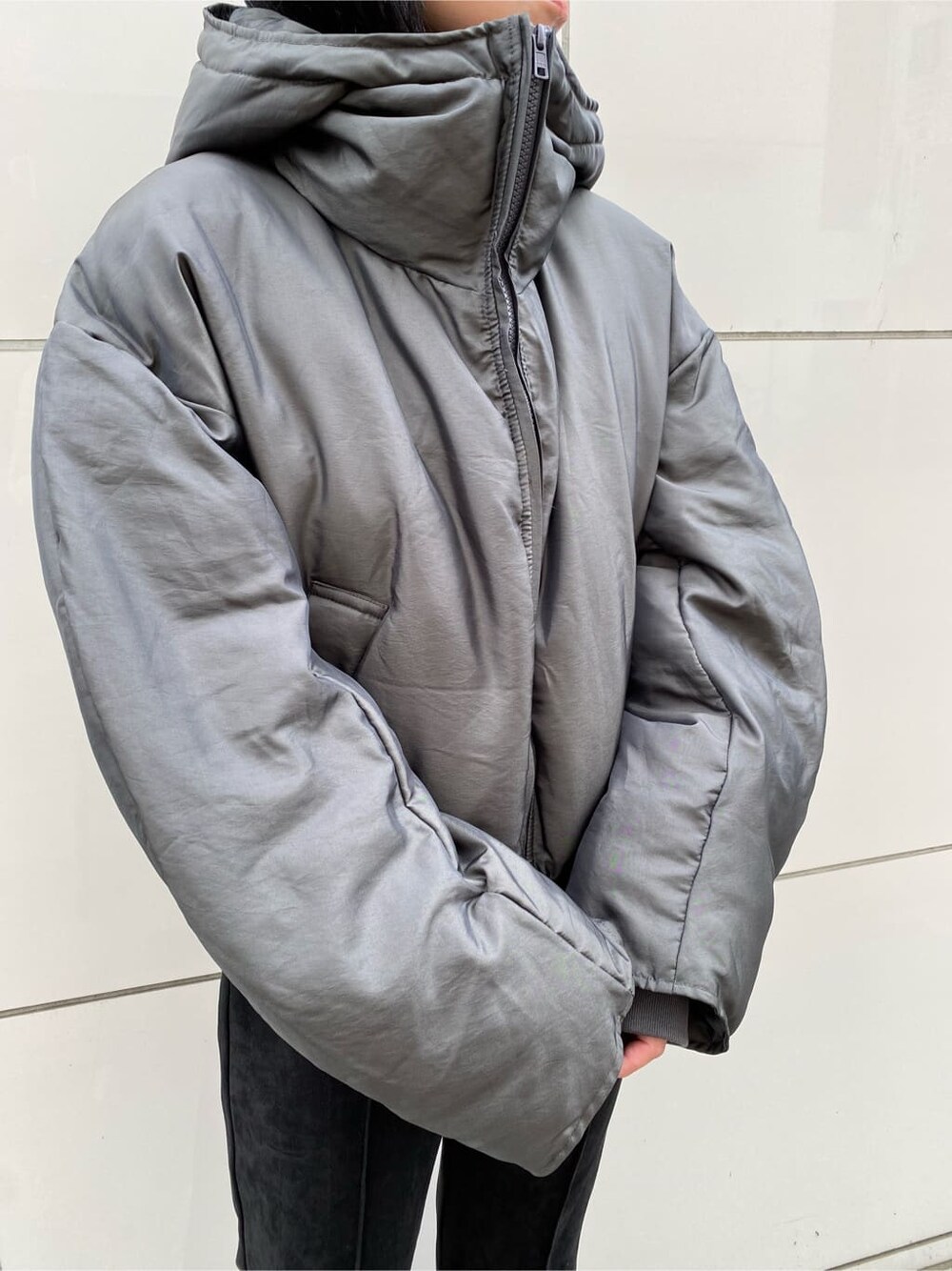 ブラック系のその他パンツ、グレー系のダウンジャケット/コート、ブラック系のニット/セーターを着用したレディースの秋コーディネートの5枚目の写真