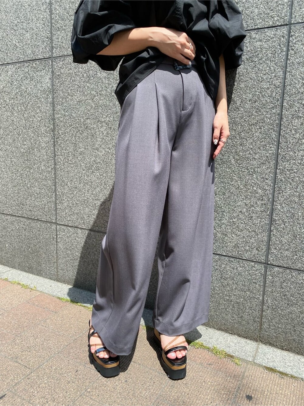 ブラック系のシャツ/ブラウス、ブラック系のサンダル、グレー系のその他パンツを着用したレディースの夏コーディネートの8枚目の写真
