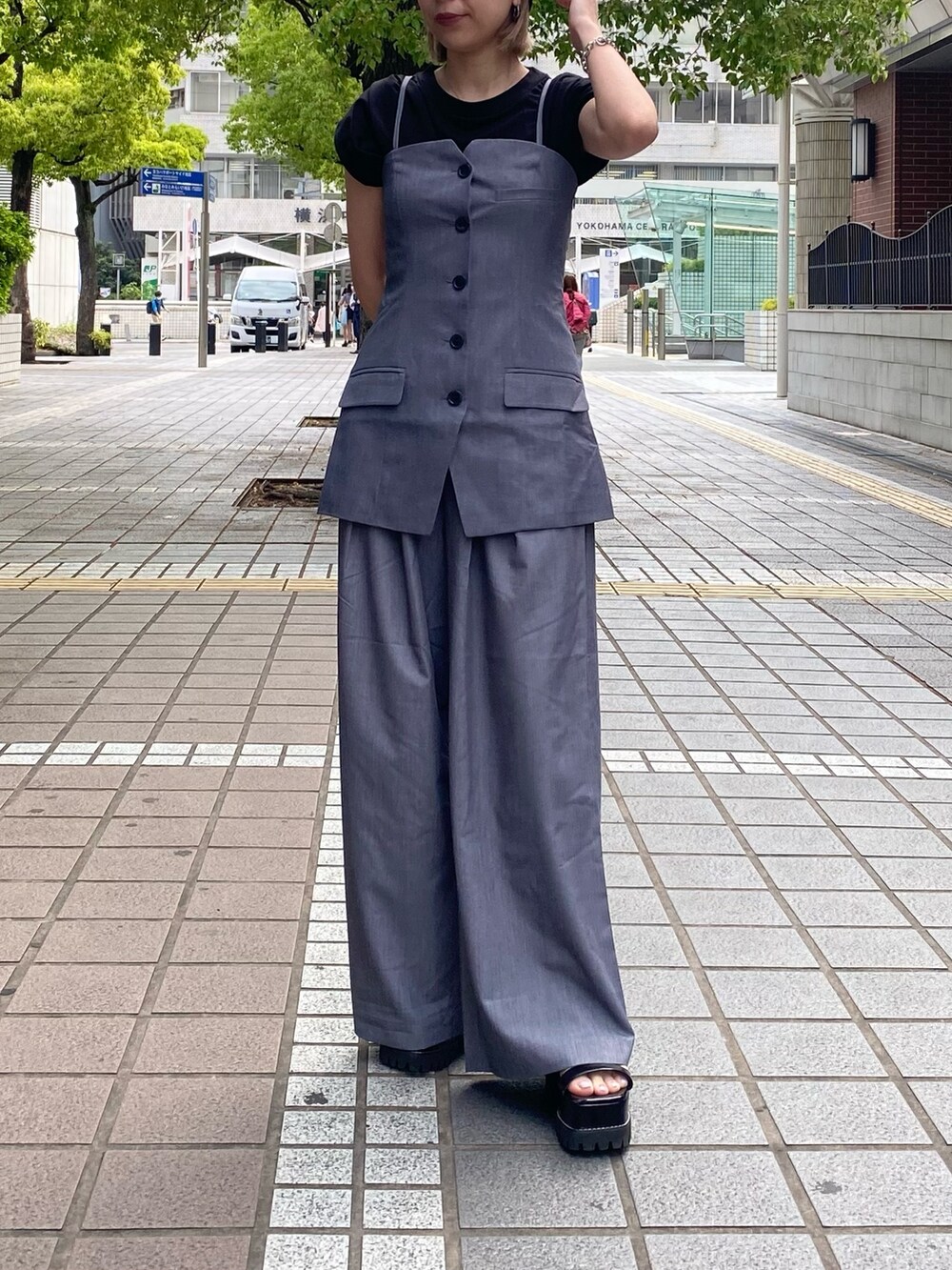 グレー系のキャミソール、グレー系のその他パンツ、ブラック系のTシャツ/カットソーを着用したレディースの春コーディネートの2枚目の写真