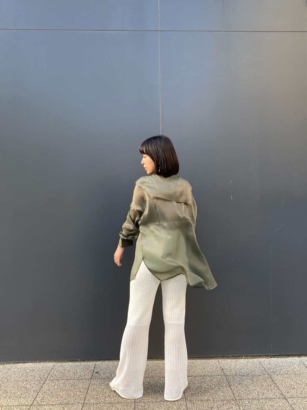 グリーン系のシャツ/ブラウス、ホワイト系のスウェットパンツ、ホワイト系のサンダルを着用したレディースの夏コーディネートの2枚目の写真