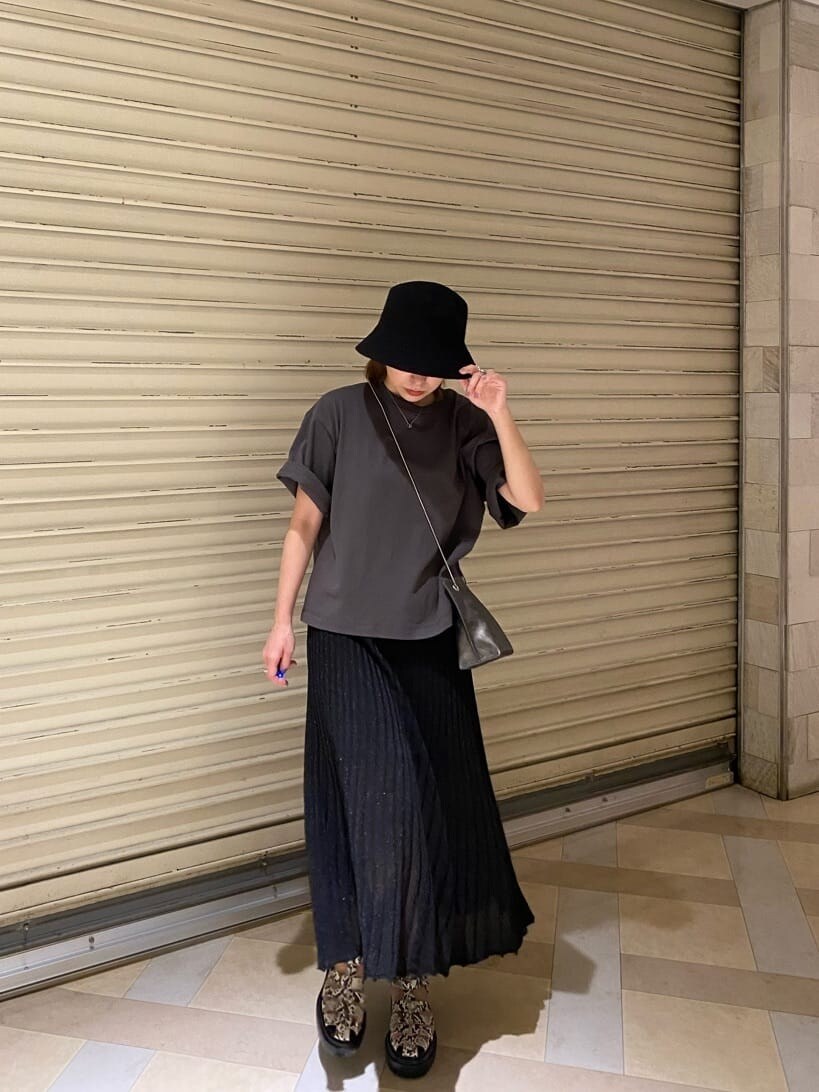 ブラック系のショルダーバッグ、その他のサンダル、グレー系のTシャツ/カットソーを着用したレディースの春コーディネートの3枚目の写真