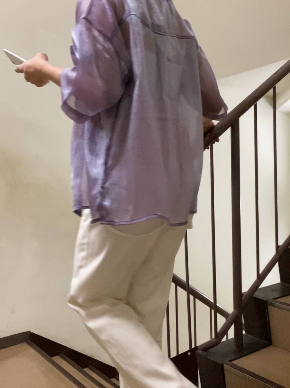 ホワイト系のキャミソール、ホワイト系のデニムパンツ、その他のサンダルを着用したレディースの夏コーディネートの7枚目の写真