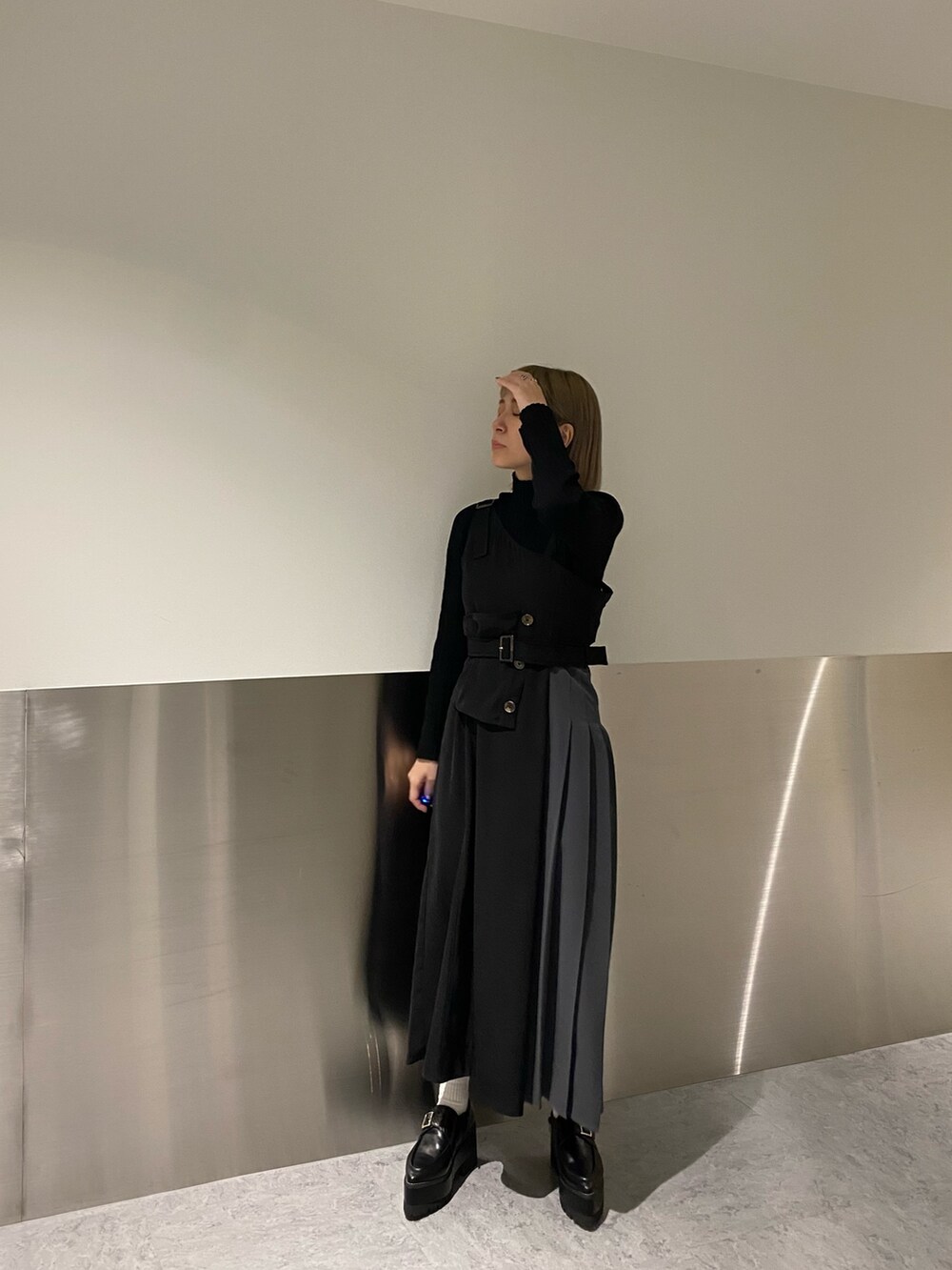 ブラック系のMA-1、ブラック系のワンピース、ブラック系のローファーを着用したレディースの冬コーディネートの5枚目の写真