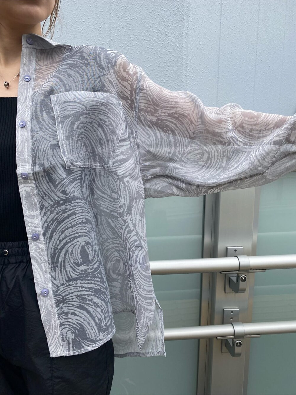 ブラック系のシャツ/ブラウス、ブラック系のその他パンツ、ブラック系のタンクトップを着用したレディースの春コーディネートの8枚目の写真