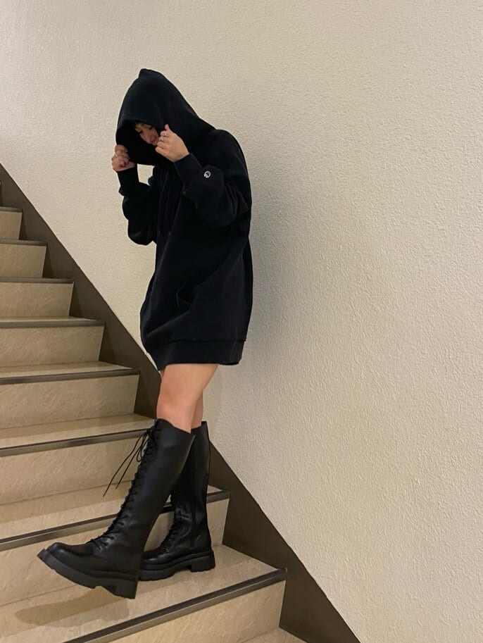 ブラック系のその他パンツ、グレー系のデニムジャケット、ブラック系のパーカーを着用したレディースの春コーディネートの4枚目の写真