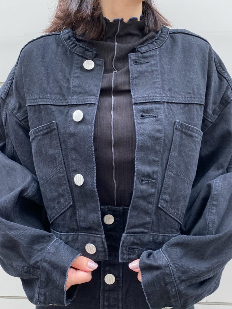 ブラック系のスカート、ブラック系のパンプス、ブラック系のブルゾンを着用したレディースの夏コーディネートの3枚目の写真