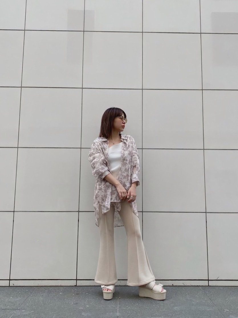 ホワイト系のシャツ/ブラウス、ホワイト系のその他パンツ、ホワイト系のニット/セーターを着用したレディースの春コーディネートの2枚目の写真