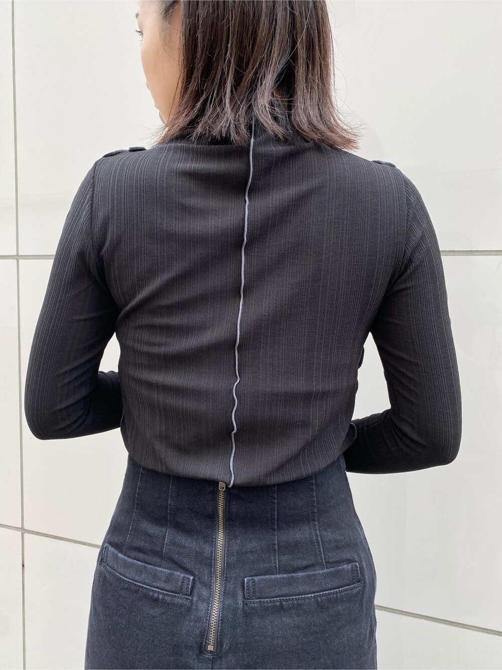 ブラック系のスカート、ブラック系のパンプス、ブラック系のブルゾンを着用したレディースの夏コーディネートの10枚目の写真