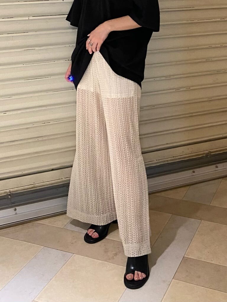 ブラック系のサンダル、ブラック系のTシャツ/カットソー、ホワイト系のスウェットパンツを着用したレディースの春コーディネートの6枚目の写真