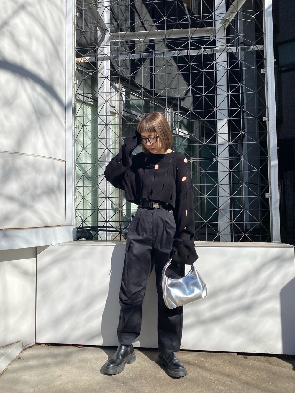 ブラック系のカーゴパンツ、ブラック系のニット/セーターを着用したレディースの冬コーディネートの2枚目の写真