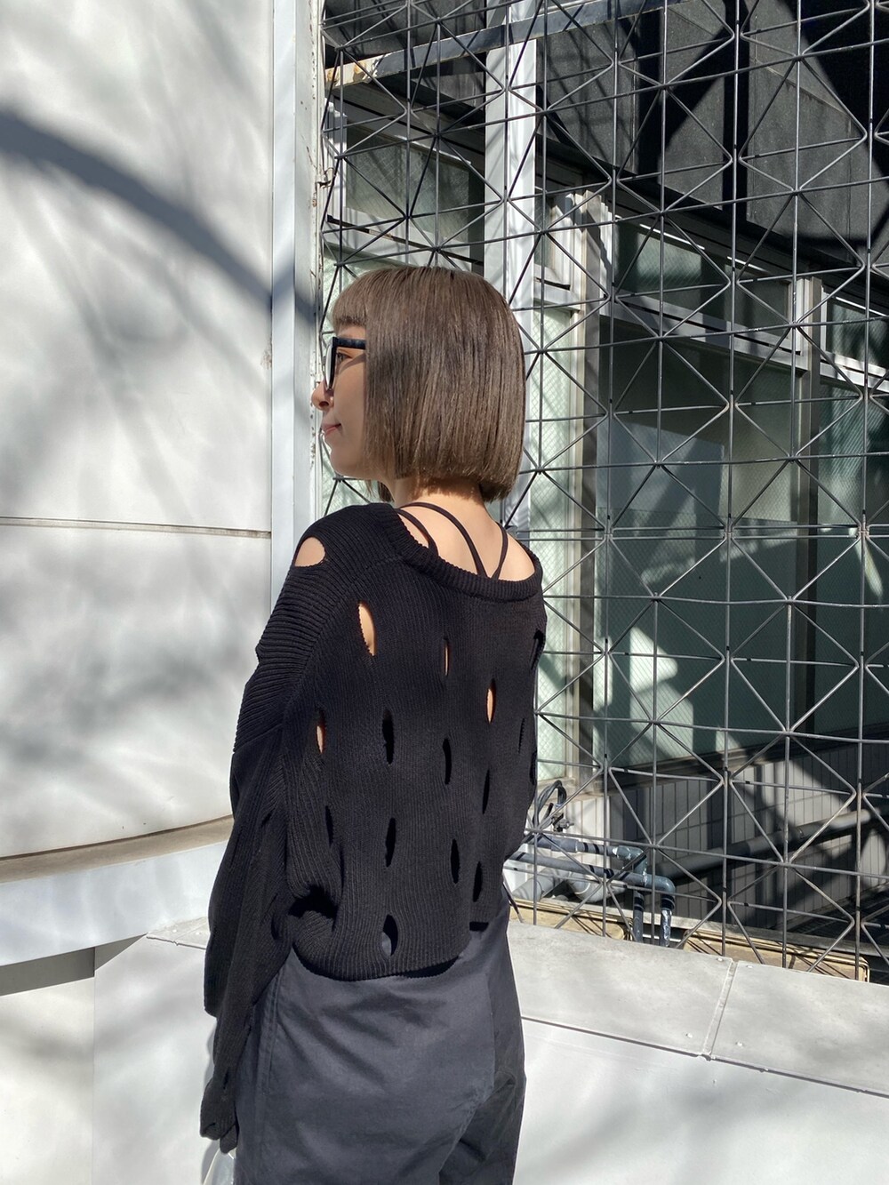 ブラック系のカーゴパンツ、ブラック系のニット/セーターを着用したレディースの冬コーディネートの7枚目の写真