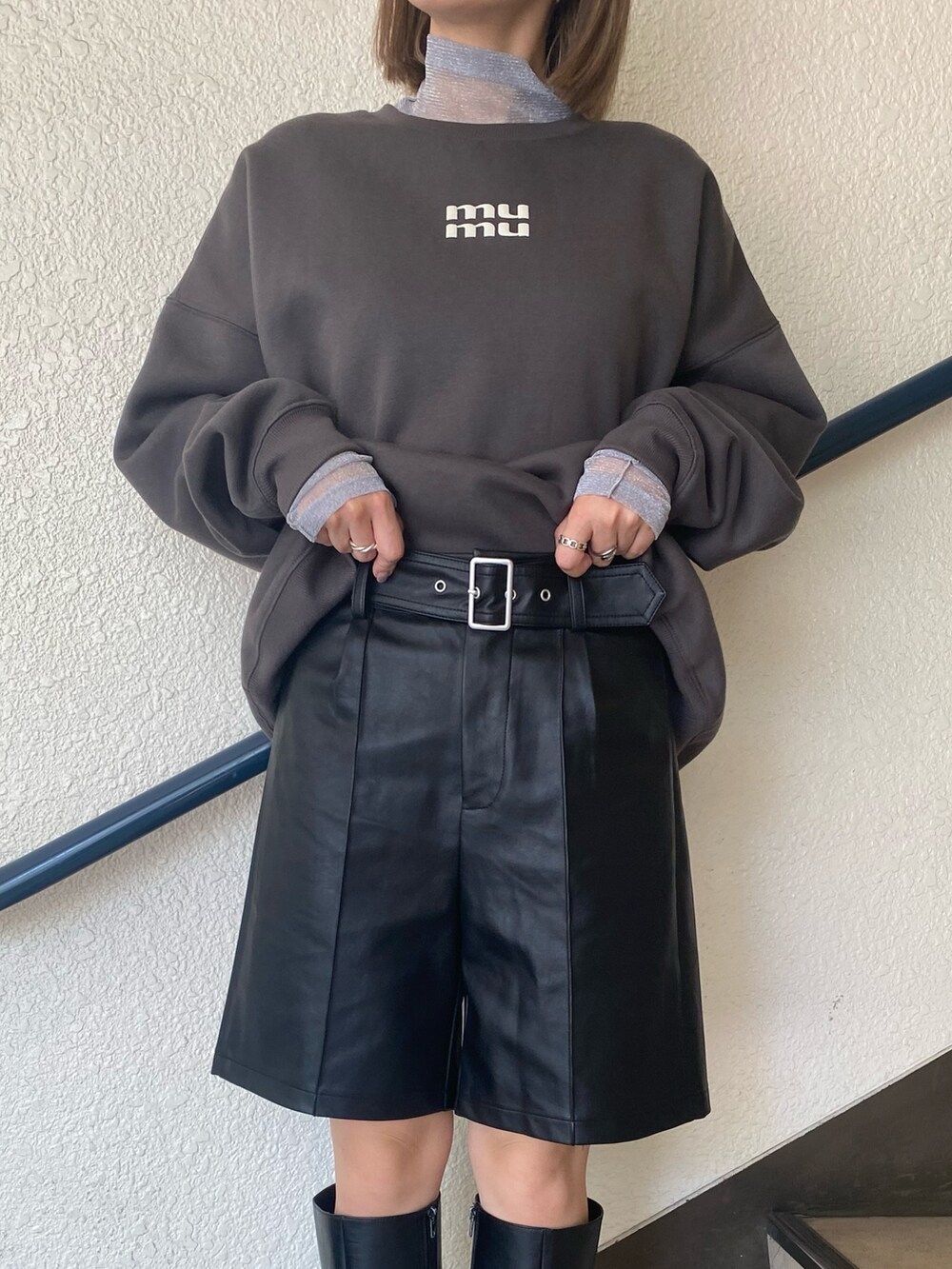 グレー系のスウェット、シルバー系のTシャツ/カットソー、ブラック系のその他パンツを着用したレディースの秋コーディネートの5枚目の写真