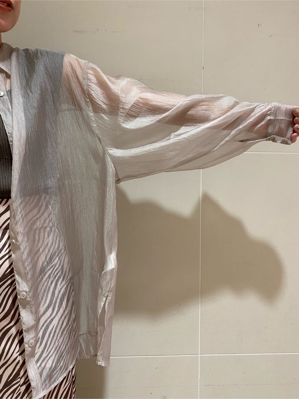 グレー系のシャツ/ブラウス、その他のスカート、ブラック系のタンクトップを着用したレディースの春コーディネートの6枚目の写真